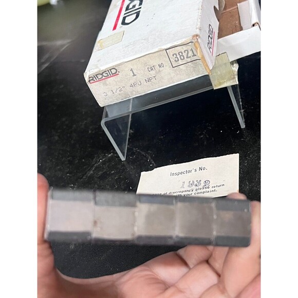 RIDGID 1/2" 4PJ NPT UNF Alloy Steel Universal Bolt Dies 38210 - Picture 6 of 11